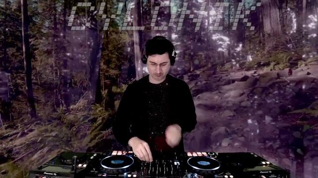 CYLONIK - Groovy Techno Set - The One in the Woods Competition entry. смотреть онлайн