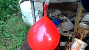 Надуваю большой шарик с водой 12 литров и он лопается!