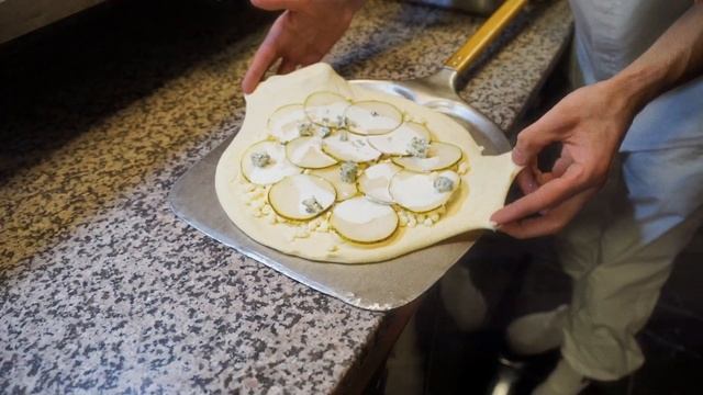 Пицца Горгонзола готовим и показываем! смотреть онлайн