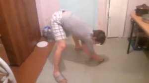 Чувак решил просто помыть пол