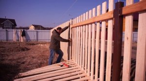 Деревянный забор "Шахматка". Часть 3. Установка обшивки из досок.