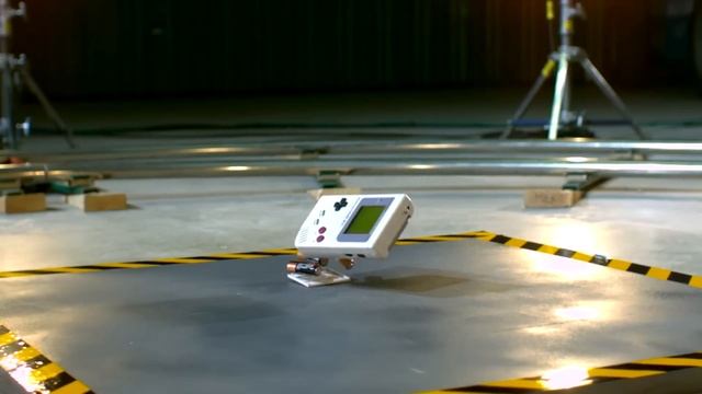 Nintendo Game Boy vs. Sledgehammer - WIRED's Battle Damage смотреть онлайн