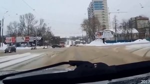 ЖЕСТЬ! Зимние аварии и ДТП. Заносы на скользкой дороге.