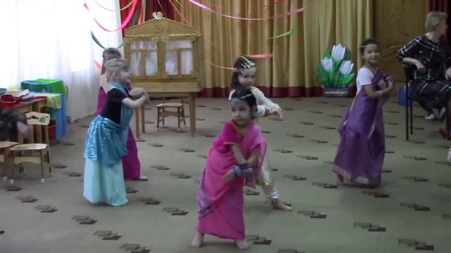 8 марта в дет. саду у Евы (индийский танец) смотреть онлайн