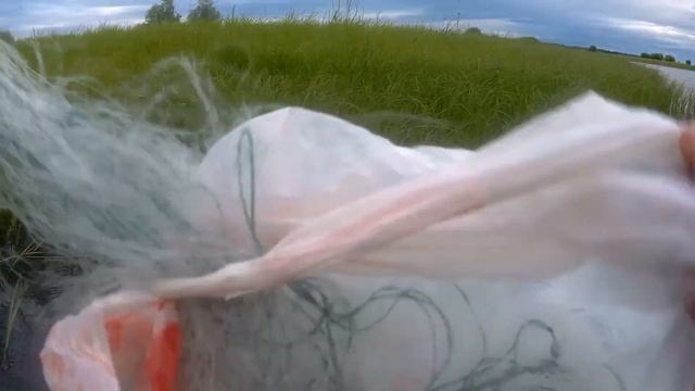 Рыбалка сетями в пересыхающих водоемах Сибири! смотреть онлайн