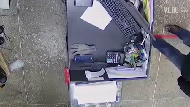 VL.ru - Вор украл два смартфона в магазине военной экипировки во Владивостоке смотреть онлайн