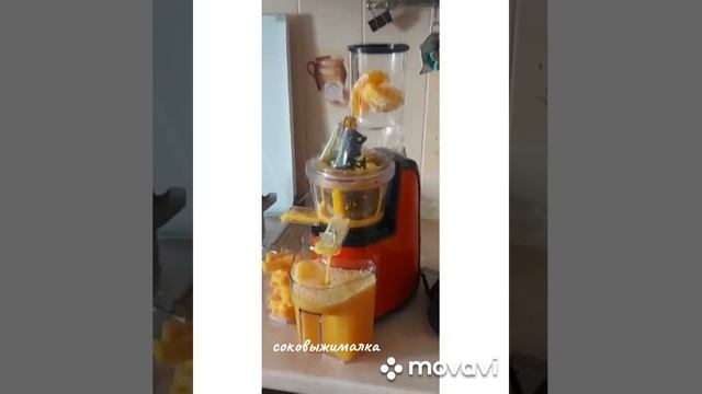 Апельсиновый сок.Отец мужа моей дочери подарил ей на д.р. соковыжималку.., демонстрирует в работе. смотреть онлайн
