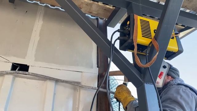 16.11.21. Продолжаем работы по зашиванию торца навеса поликарбонатом. смотреть онлайн