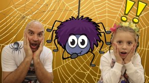 За Каролиной охотиться Паук игрушка! Видео с пауками для детей | Incy Wincy Spider