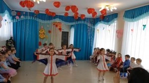 Танец девочек с платками в детском саду 2022г.