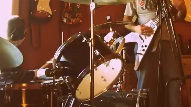 punk rock rudolf gibson flying v christmas song 5 year old drummer смотреть онлайн
