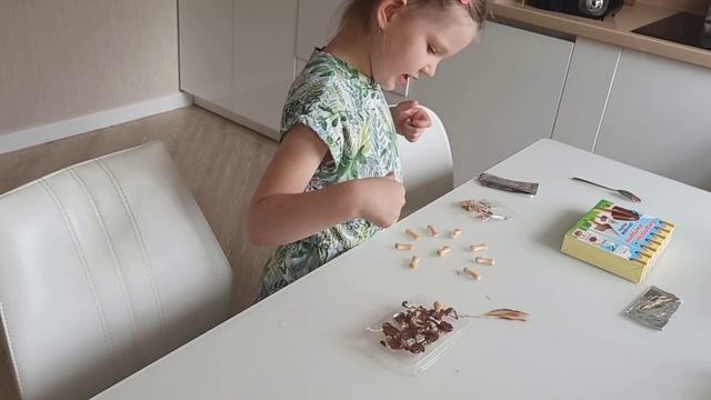 Вика готовит... шоколадные грибочки ?? Шоколадный конструктор. Готовим с детьми смотреть онлайн