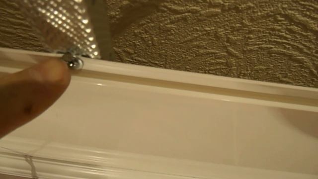 Потолок из панелей установка последней полосы. Ремонт в доме своими руками. Ремонт строительств смотреть онлайн