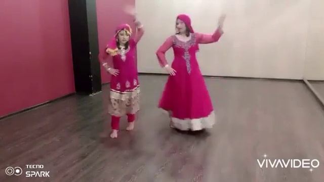 Дуэт Щеглакова Мария и Лятошинская Ульяна, Эстрадный (кино) индийский танец, Mehndi Lag Lag Jaave смотреть онлайн