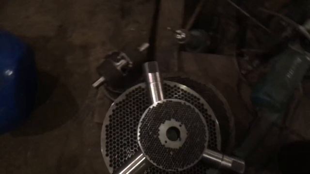 №5 Основной Вал! Сравнение Какой Гранулятор Лучше! Подвижная Матрица или Подвижные Ролики! смотреть онлайн
