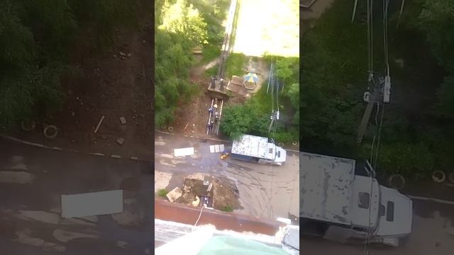 Июнь 2017 г. Ремонт прогнившей теплотрассы длился 2 месяца (ул. Зубковой д. 25 корп.3, г. Рязань) смотреть онлайн