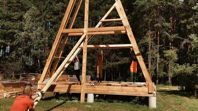 А-фрейм дом своими руками! Поднятие стропильных ферм за 2 дня без техники! (A-Frame House 6*8)