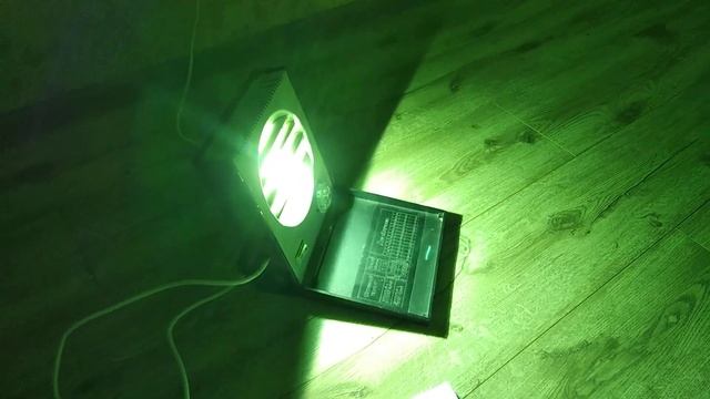 Проверка вощины ультрафиолетом.