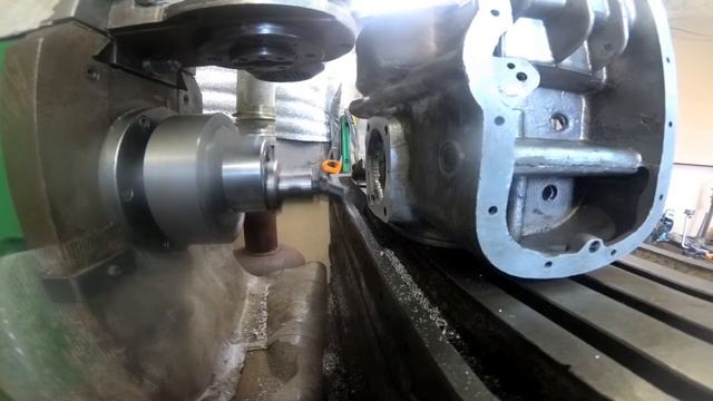 Фрезеровка картера мотоцикла УРАЛ. Точим сварку и всё такое... смотреть онлайн