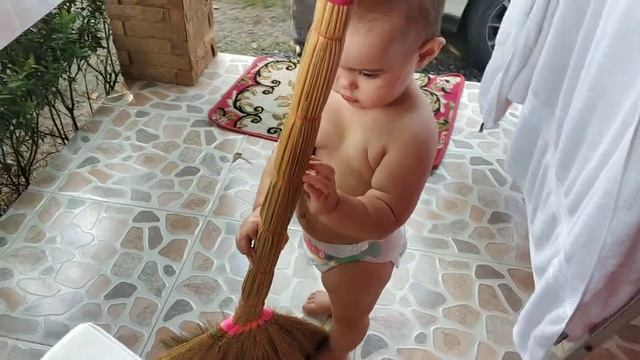 Очень любит подметать смотреть онлайн