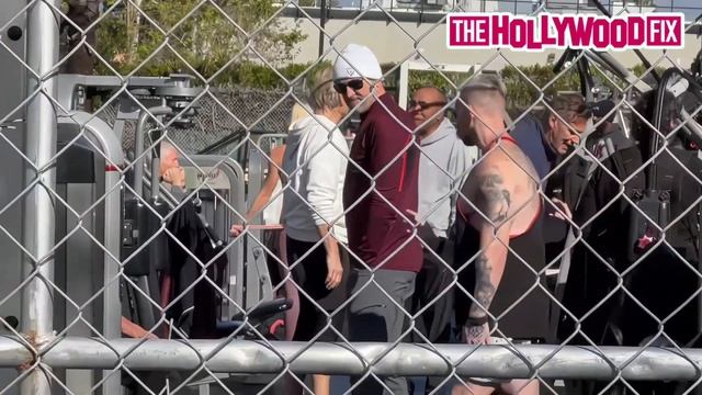Arnold Schwarzenegger & Dolph Lundgren Workout Together At The Legendary Gold's Gym In Venice Beach смотреть онлайн