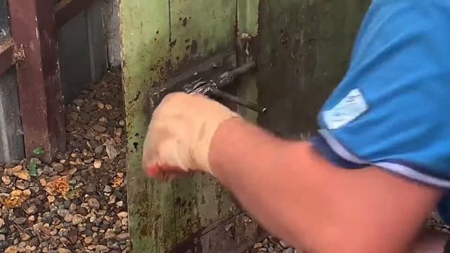привариваю шпингалеты на стальные двери, замена навеса. смотреть онлайн