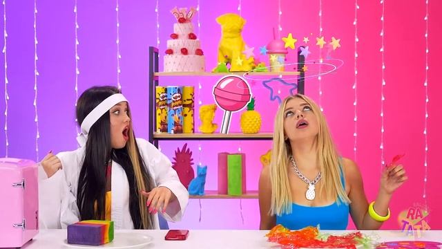 DESAFÍO COMER SIN MANOS VS UNA MANO VS DOS MANOS || Momentos divertidos con chicas por RATATA смотреть онлайн