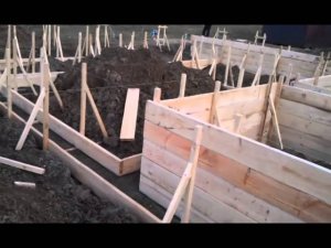 Крутим доски для опалубки