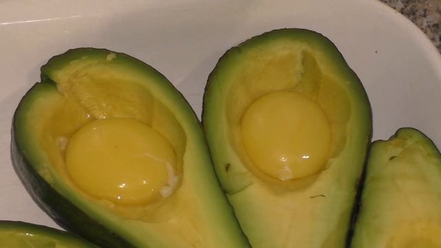 Запеченное Авокадо с Яйцом и сыром в духовке за 5 минут! смотреть онлайн