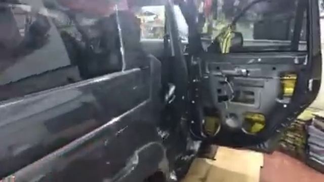 Клеим виброизоляцию, сперва нагреваем в специальной печи, затем тщательно прокатываем роликом смотреть онлайн