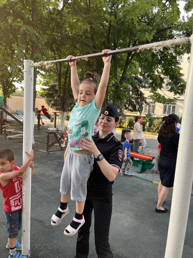 Акция МВД России "Зарядка со стражем порядка" в Карачаево-Черкесии смотреть онлайн