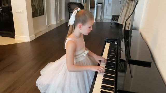 Гиллок Осенний эскиз?. Играет Даша 9 лет. смотреть онлайн