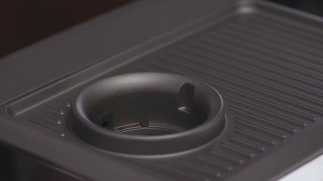 Кофейная станция BORK C804/C805. Видеоинструкция, как очистить кофемолку смотреть онлайн