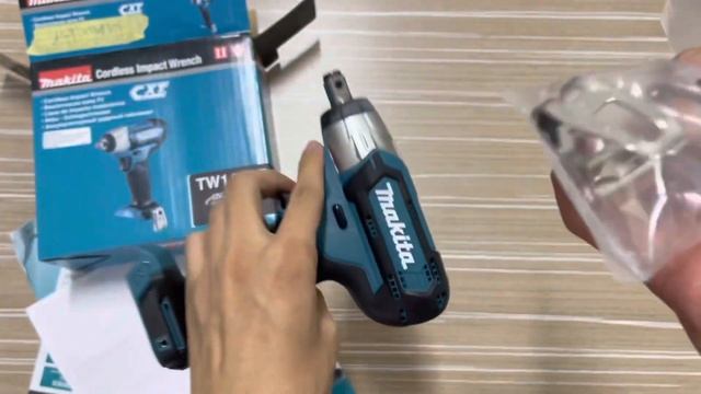 "Unbox" - Makita TW141DSME/ TW141DWAE/ TW141DZ 12.7mm 1/2"12Vmax Cordless Impact Wrench смотреть онлайн
