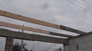 МАУЭРЛАТ И ПОТОЛОЧНЫЕ БАЛКИ НА ГАРАЖЕ СВОИМИ РУКАМИ!!! СТРОЮ ГАРАЖ.