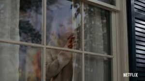 Русский трейлер мини-сериала "Женщина в доме напротив девушки в окне" 2022 года