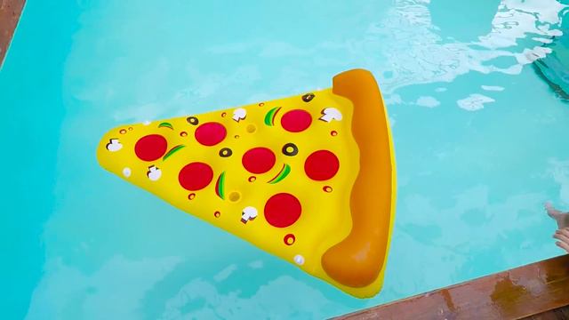 плавать в бассейне с Боран смотреть онлайн