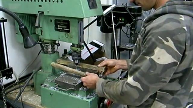 Нарезание резьбы сверлильным станком смотреть онлайн