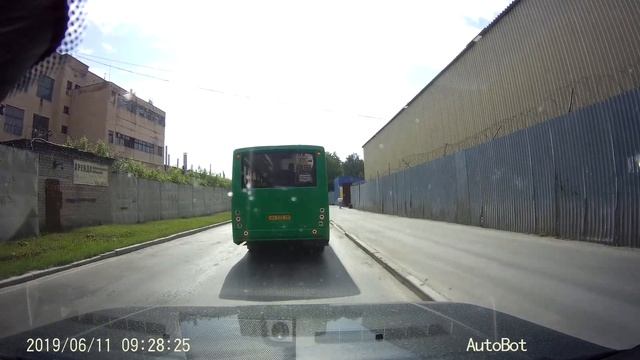 Яндекс.Такси. Гос номер К763СА196 летит по тротуару. смотреть онлайн