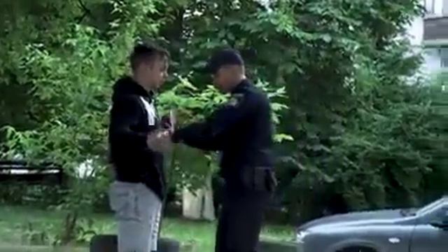 Фокусник обманул полицейского смотреть онлайн