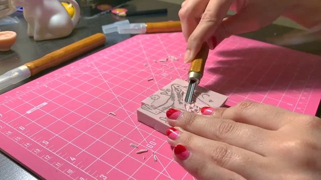 linoleum block printing - carving a frog! смотреть онлайн