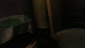 пытаюсь не разбудить подругу.