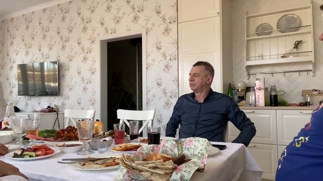 ШИКАРНОЕ ЗАСТОЛЬЕ у ЗЯТЯ И ДОЧКИ! МИХАЛЫЧ В СВОЁМ РЕПЕРТУАРЕ! смотреть онлайн