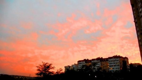 Малиновый свет упал на окна