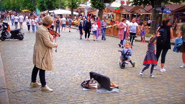 Одесса, скрипачка на Дерибасовской / Odessa, violinist on Deribasovskaya street смотреть онлайн
