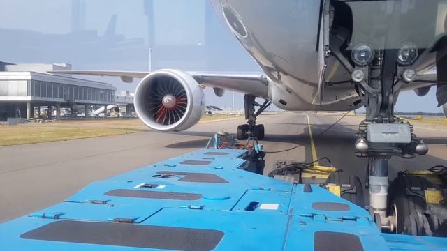 Pushback Boeing 777-300ER with engine start outside смотреть онлайн