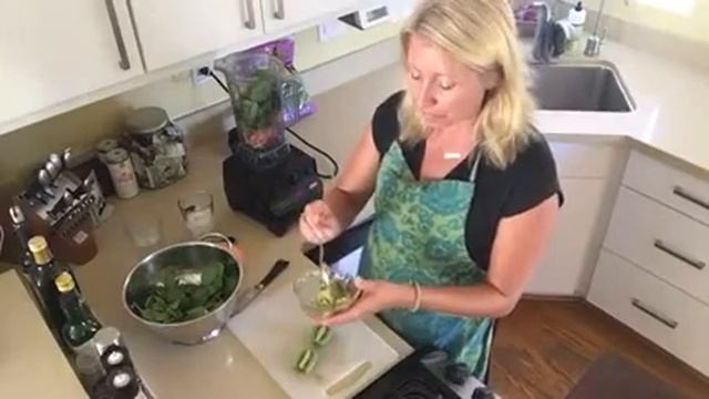 Grapefruit, kiwi, spinach and friends smoothie смотреть онлайн