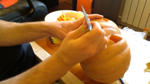 ВЫРЕЗАЕМ ТЫКВУ НА HALLOWEEN!! У-у-у-у-у смотреть онлайн