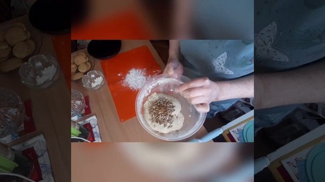 Готовлю булки с маком и семечками??? смотреть онлайн