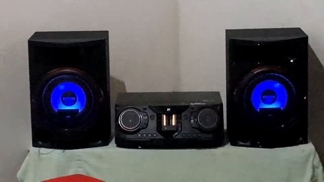 LG CL87 tocando lana dey Rey , graves pesados ?? смотреть онлайн